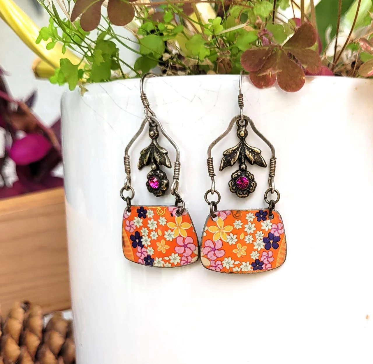 Vintage boho retrostijl oorbellen met gerecycleerde metalen bedels – photo 4